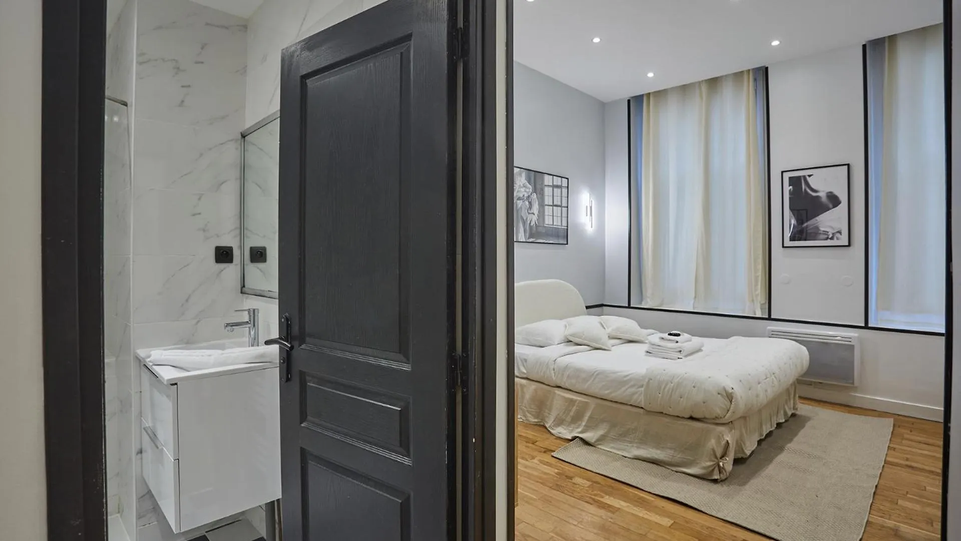 Apartment Center Of Paris By Studio Prestige