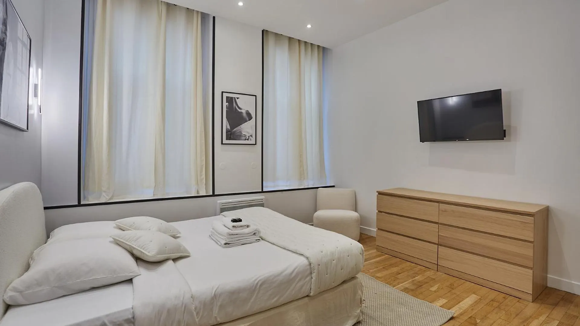 Apartment Center Of Paris By Studio Prestige