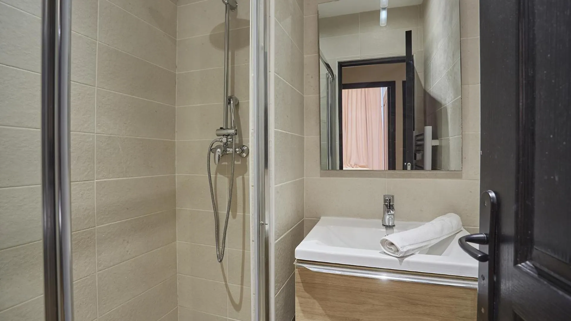 Apartment Center Of Paris By Studio Prestige