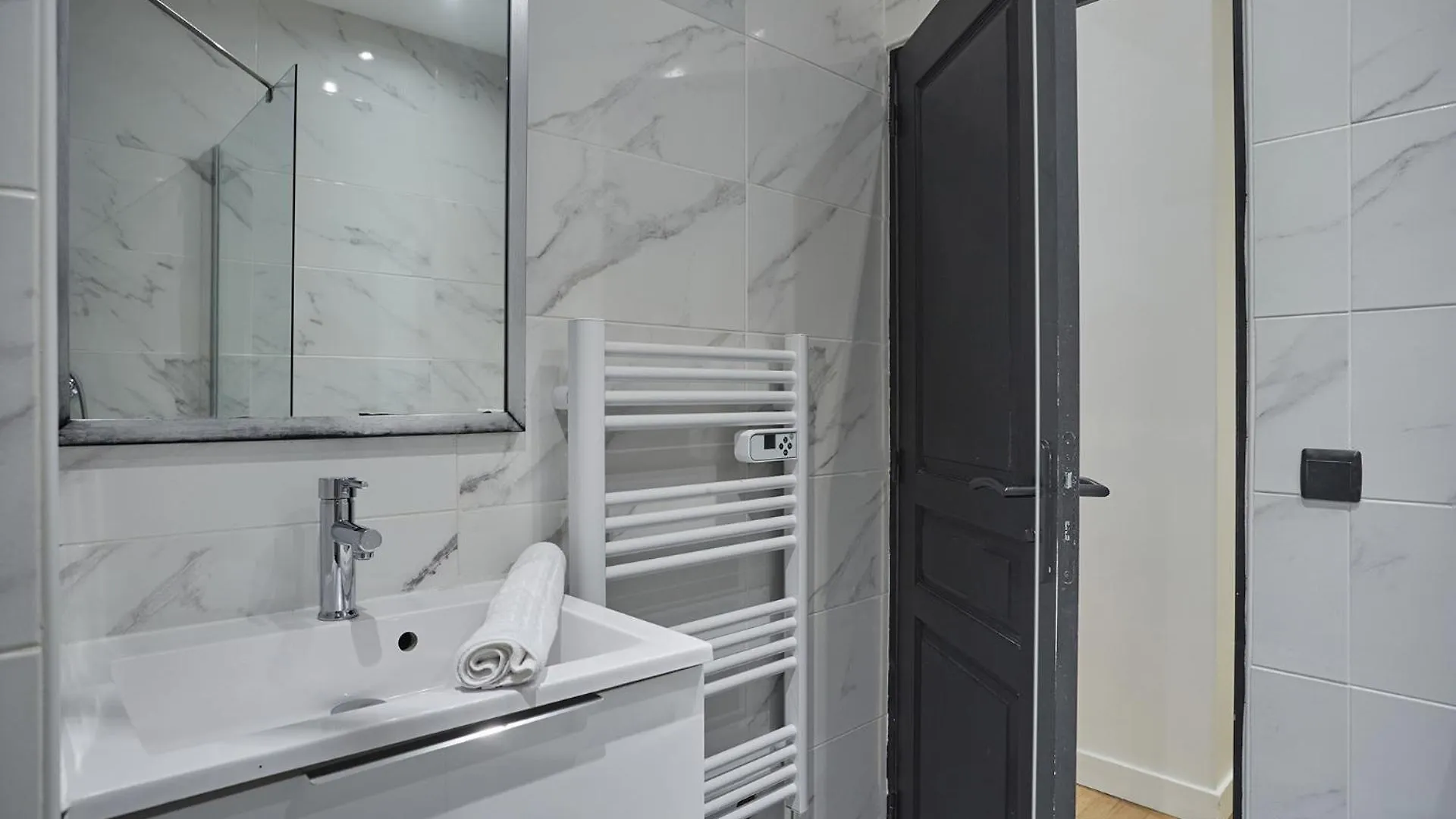 Apartment Center Of Paris By Studio Prestige